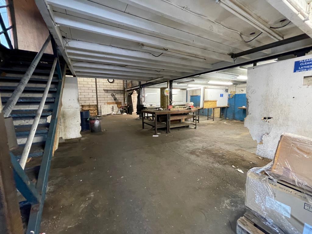 Lot: 61 - FREEHOLD INDUSTRIAL UNIT - 